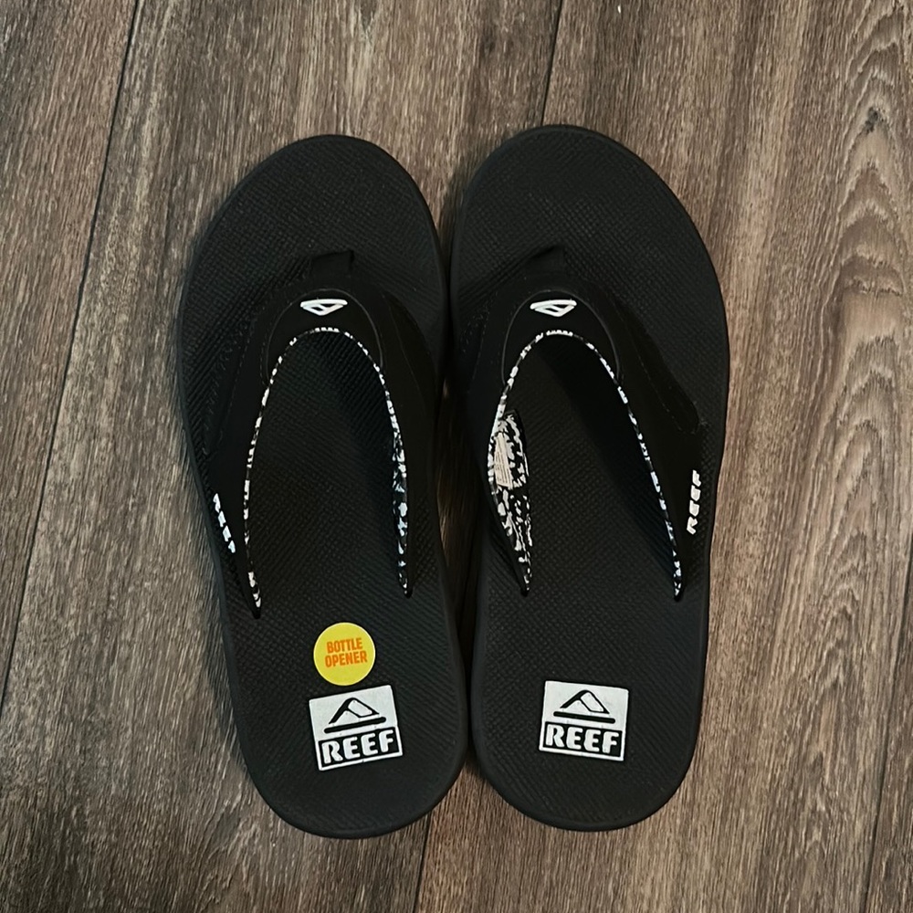 Reef flip flops. Black and White. Size 8